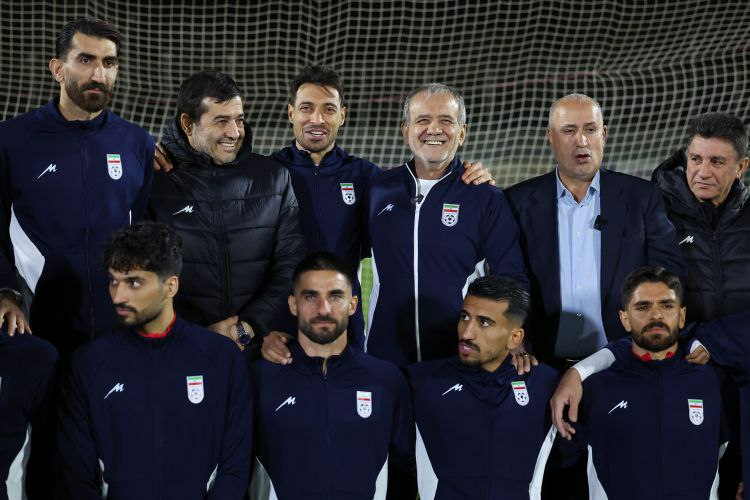 پزشکیان با بازی تیم ملی فوتبال بازی کرد (2)