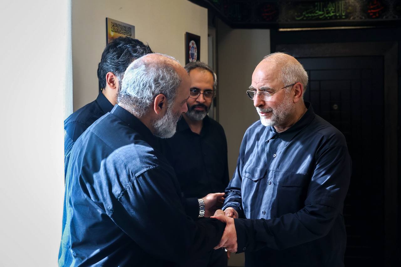 حضور قالیباف در منزل شهید طهرانچی (2)