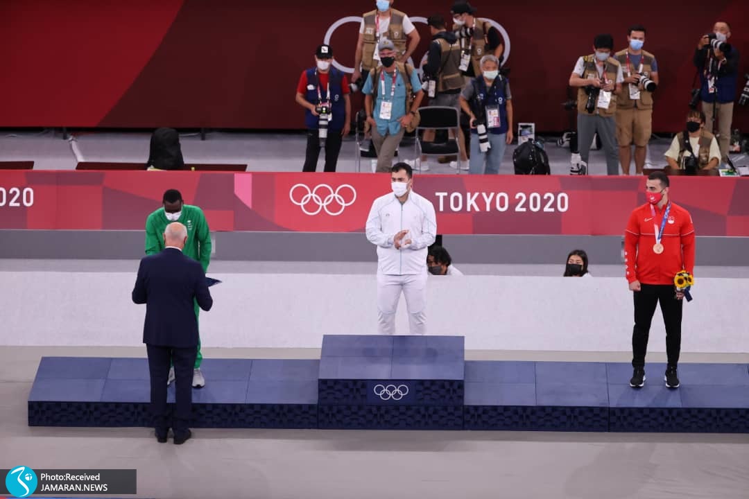 لحظه اهدای مدال طلای سجاد گنج زاده در المپیک 2020