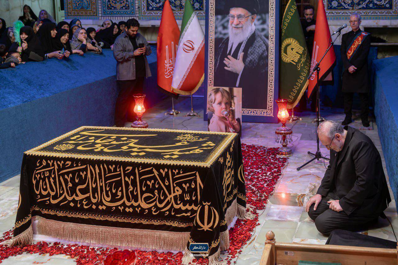 شعرخوانی افشین علا بر مزار رهبر شهید (1)