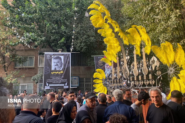 گردهمایی نازی آبادیها برای اکبر عبدی (4)