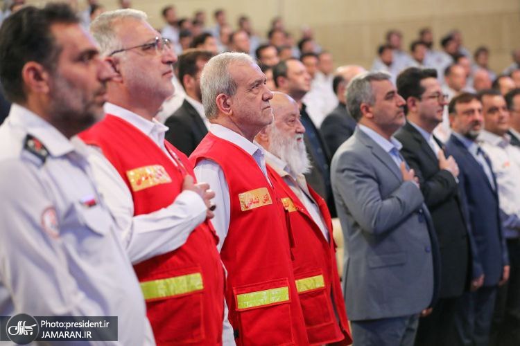 پزشکیان لباس آتش‌نشانی پوشید (2)