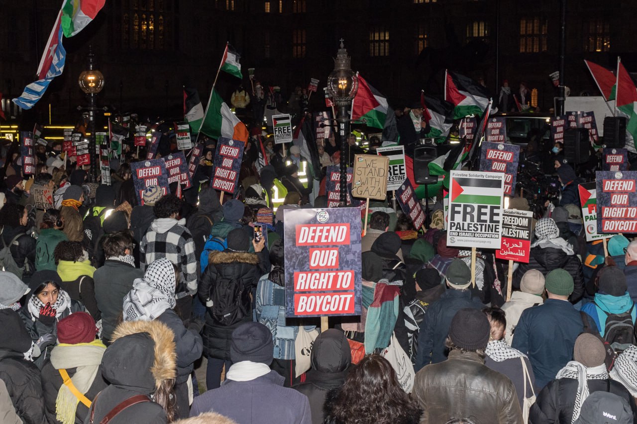 تجمع مقابل پارلمان انگلیس در اعتراض به حمایت از اسرائیل (2)