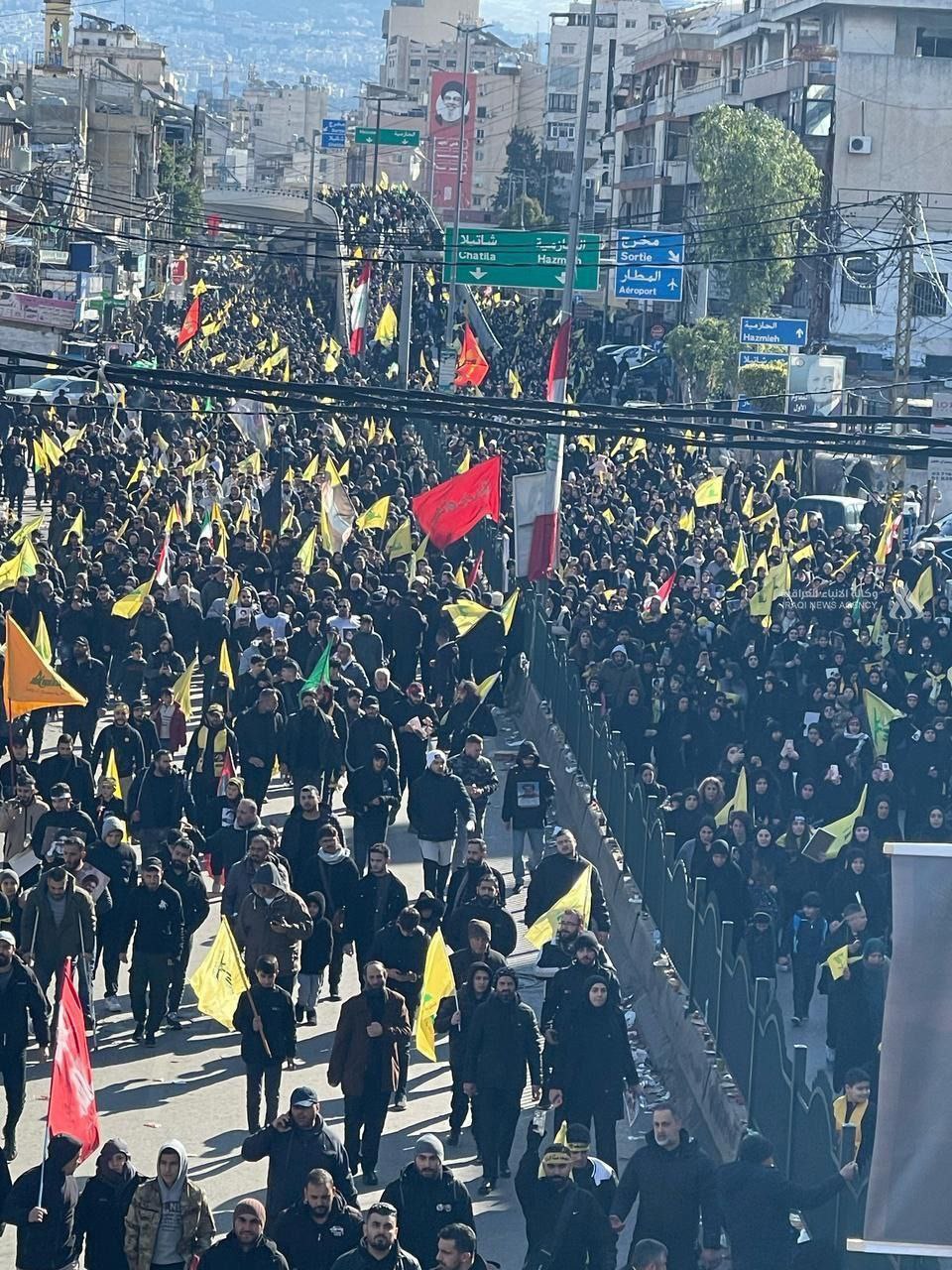 جمعیت زیادی برای شرکت در مراسم تشییع پیکر شهیدان سید حسن نصرالله و هاشم صفی‌الدین (1)