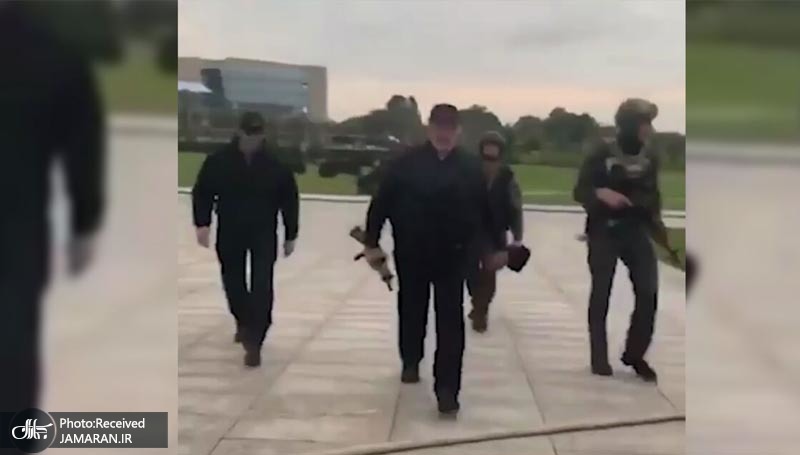 Lukashenko-arrived-at-his-residence-in-a-bulletproof-vest-and-with-an-automatic-rifle-in-his-hand