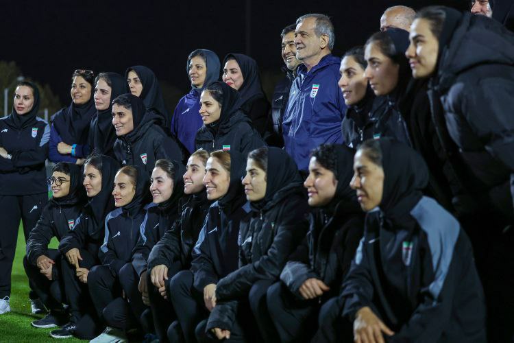 پزشکیان با بازی تیم ملی فوتبال بازی کرد (1)