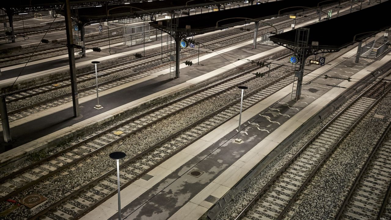 230119053432-01-empty-train-tracks-paris-strike-011923