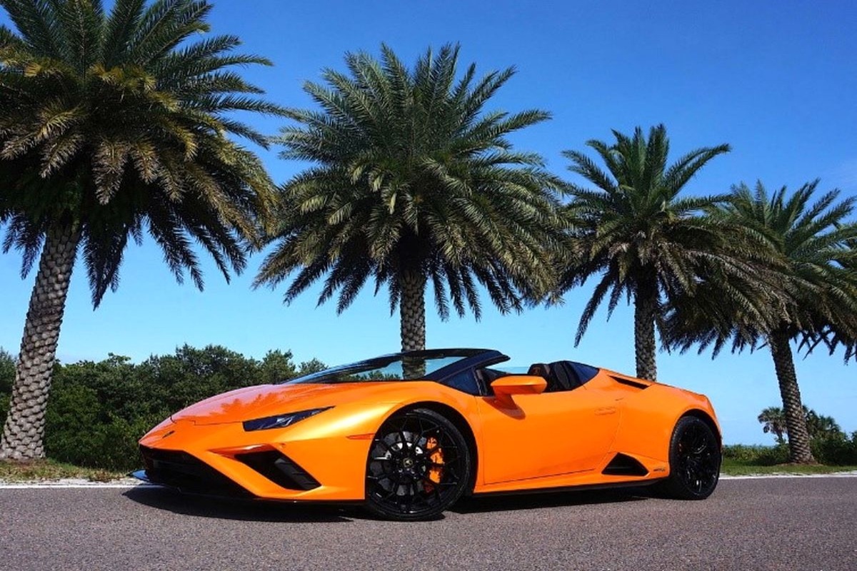 لذت سواری با خودروهای لوکس با اجاره ماشین در تور کیش (2)