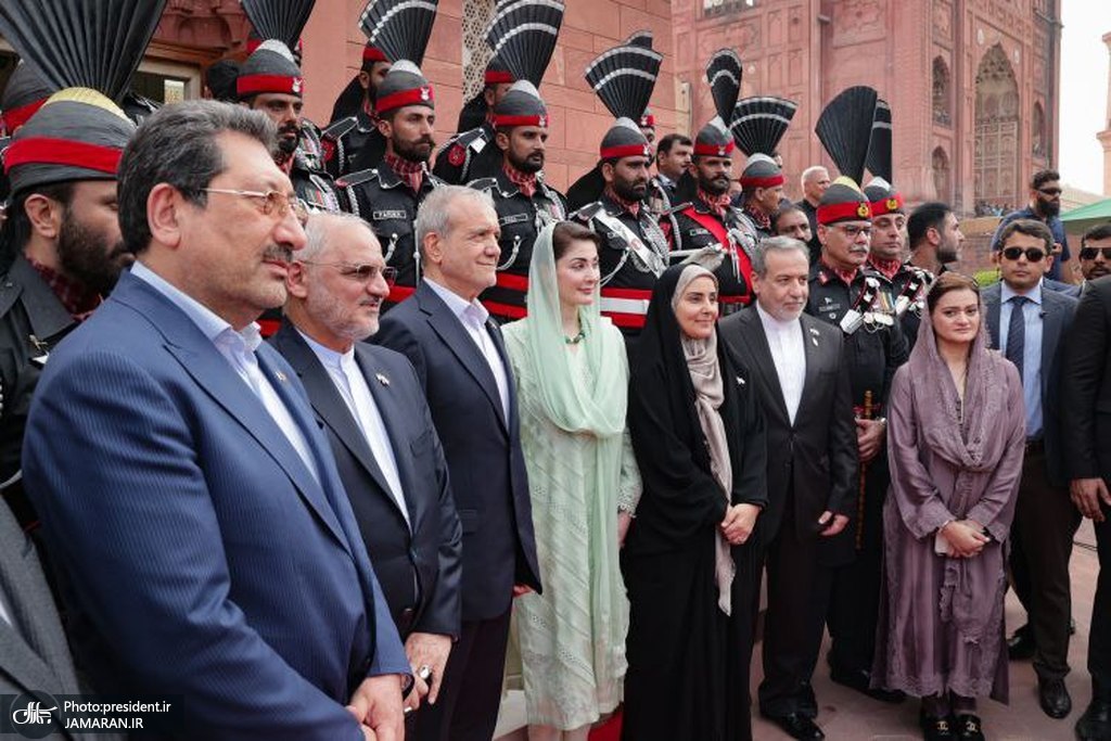 حضور رئیسجمهور پزشکیان در آرامگاه اقبال لاهوری (2)