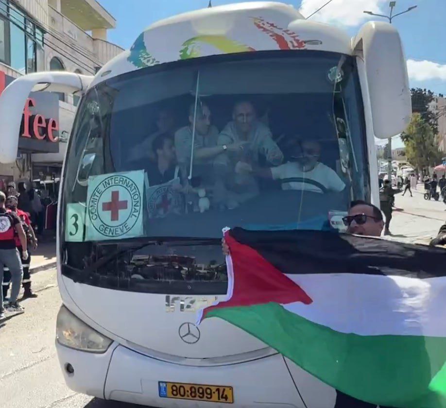اولین اتوبوس اسرای آزاد شده فلسطینی وارد غزه شد (2)