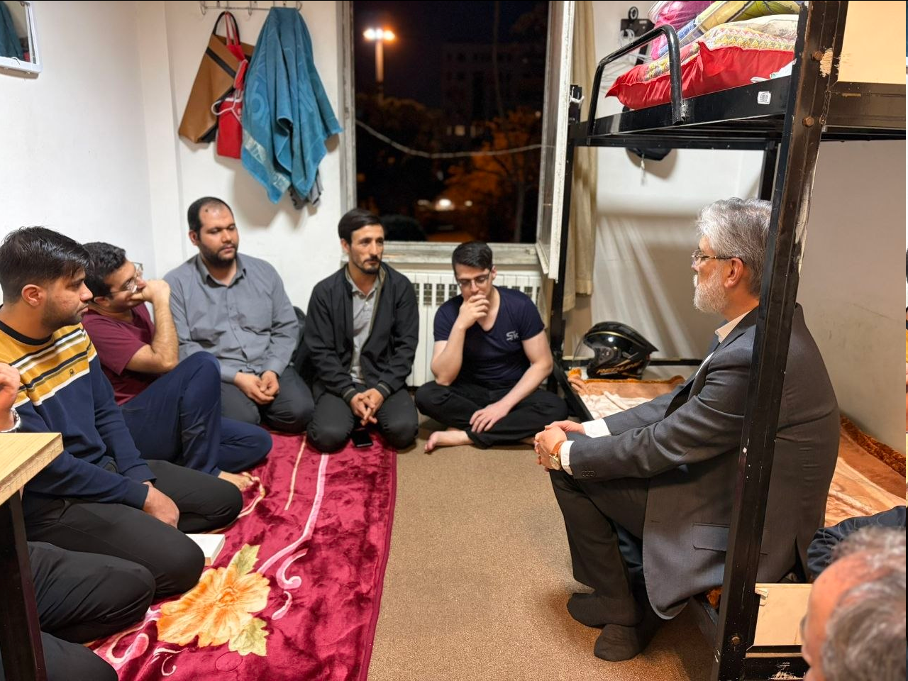 گفتوگوی سه ساعته وزیر علوم با دانشجویان خوابگاهی دانشگاه تهران (2)