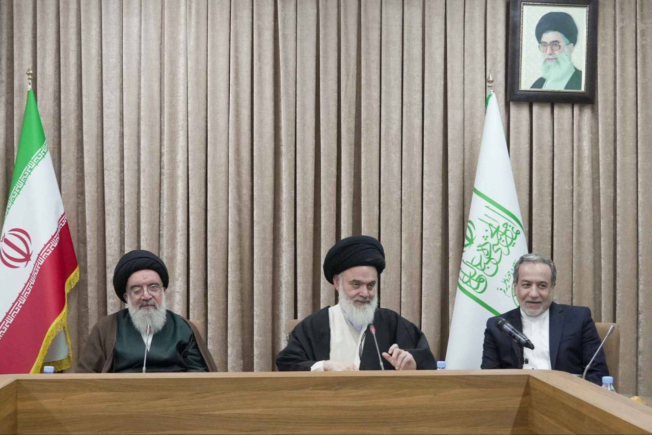 دیدار سیدعباس عراقچی وزیر امور خارجه با آیت‌الله حسینی بوشهری رئیس و اعضای جامعه مدرسین حوزه علمیه قم 3