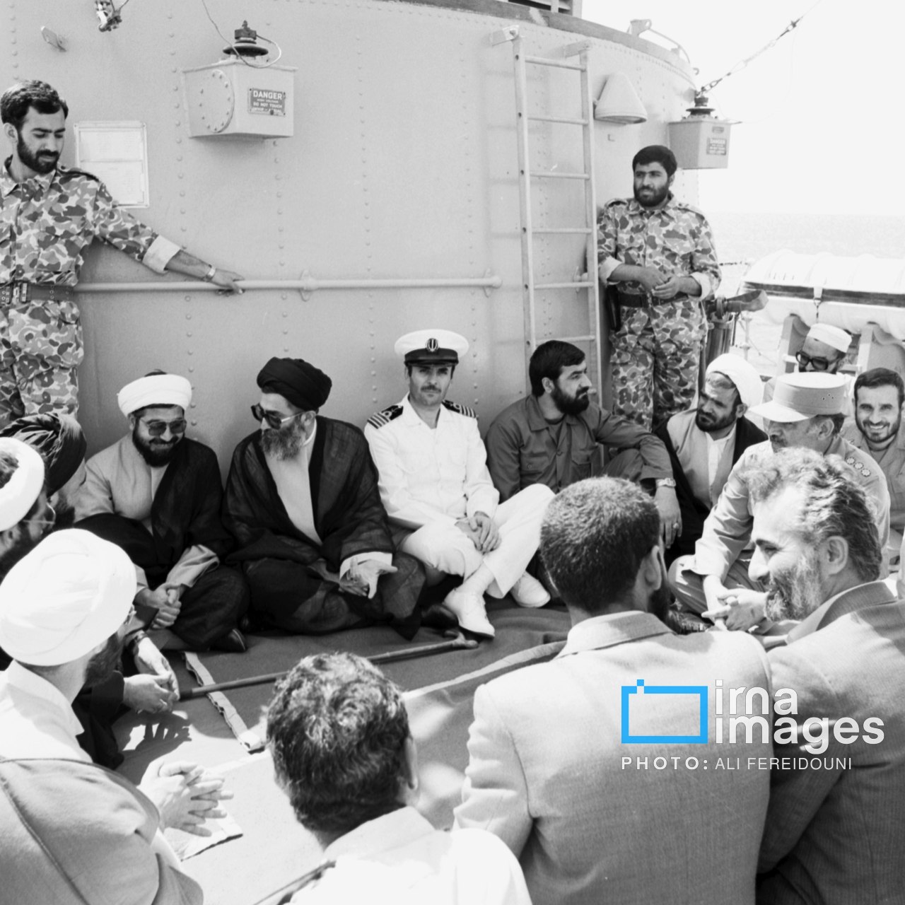 تصاویر کمتر دیده شده از حضور شهید آیتالله العظمی خامنهای در مانور دریایی تنگه هرمز (1)