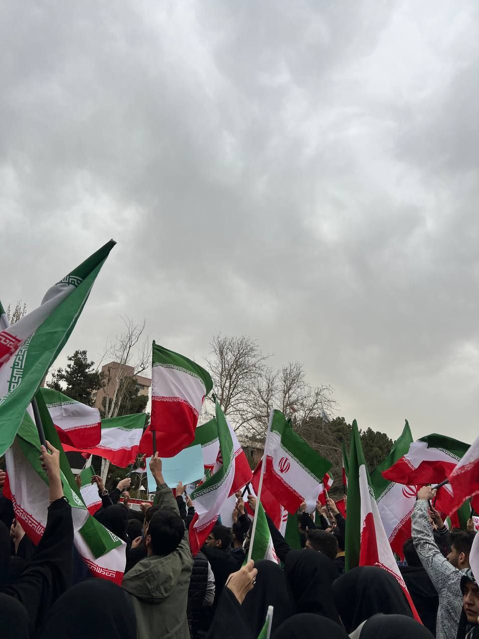 راهپیمایی دانشجویان شهید بهشتی در اعتراض به اهانت به پرچم ایران 4