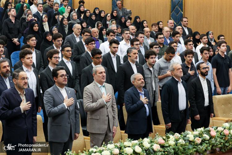 تجلیل پزشکیان از مدال آوران المپیاد (5)