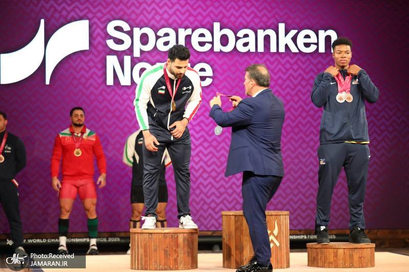 اهدای مدال وزنه برداری قهرمانی جهان علیرضا معینی