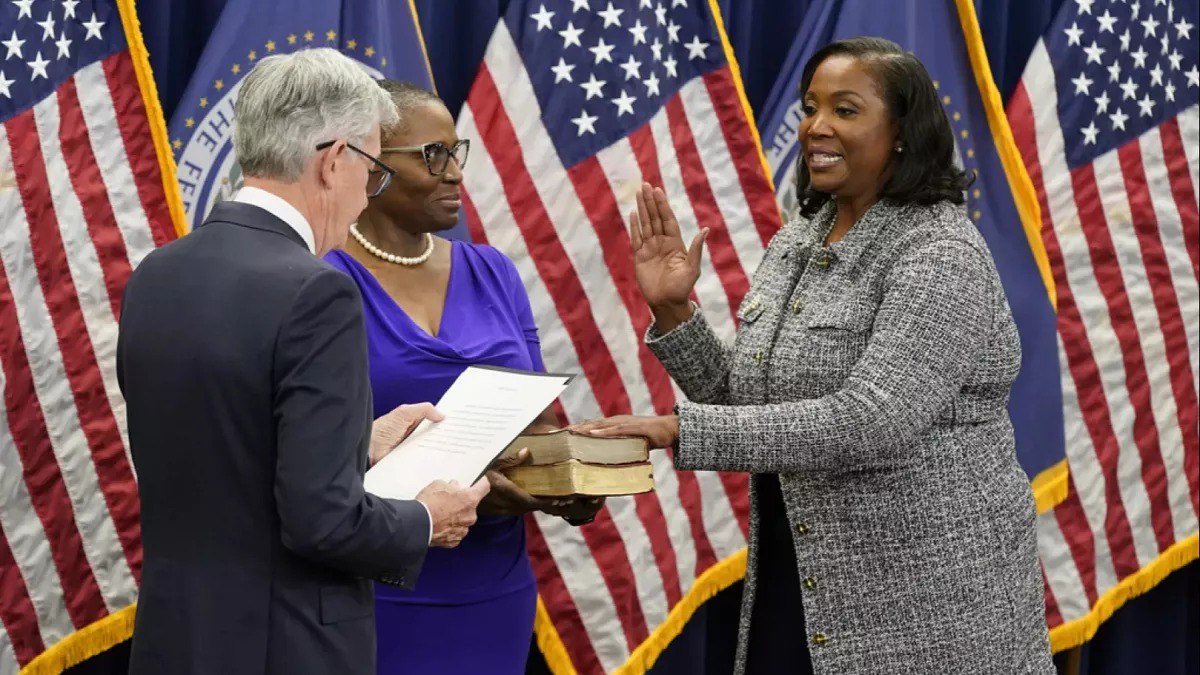 لیسا کوک و ترامپ (1)