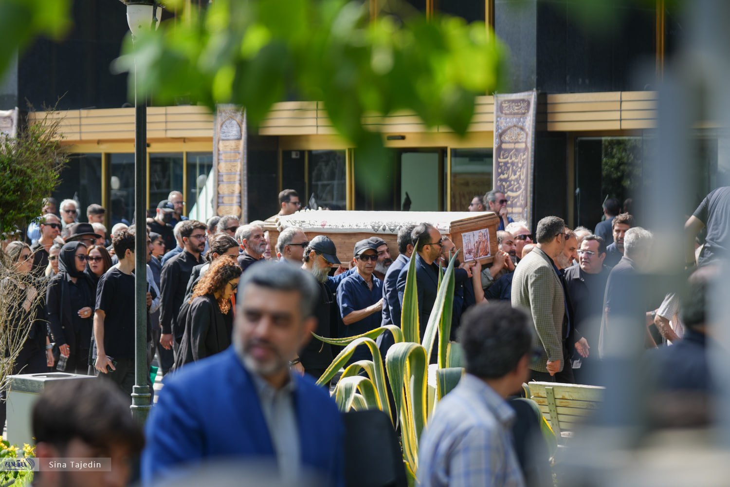 مراسم تشییع پیکر اکبر عبدی با حضور هنرمندان 