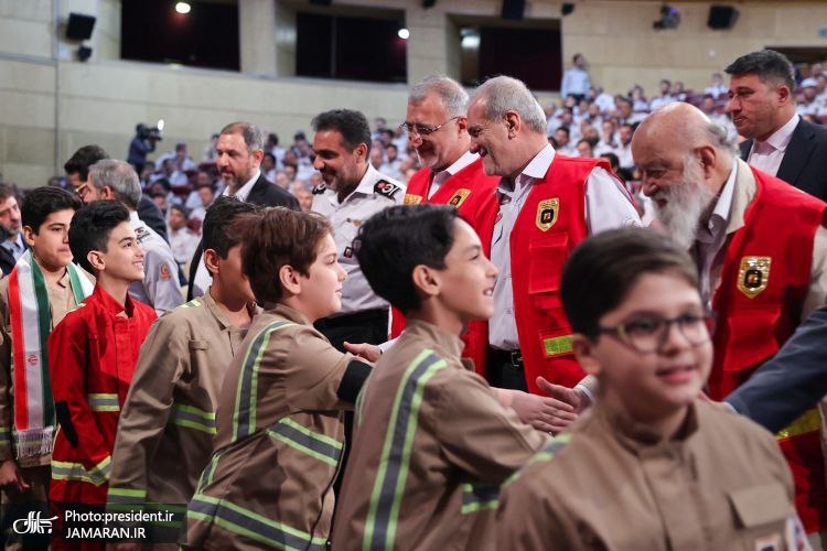 پزشکیان لباس آتش‌نشانی پوشید (6)