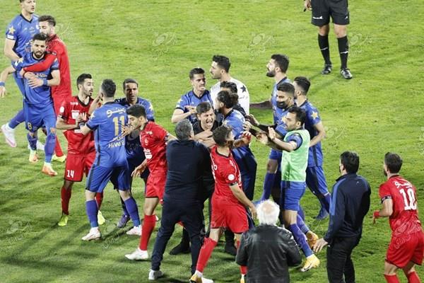 درگیری شدید بازیکنان استقلال و پرسپولیس در دربی 95