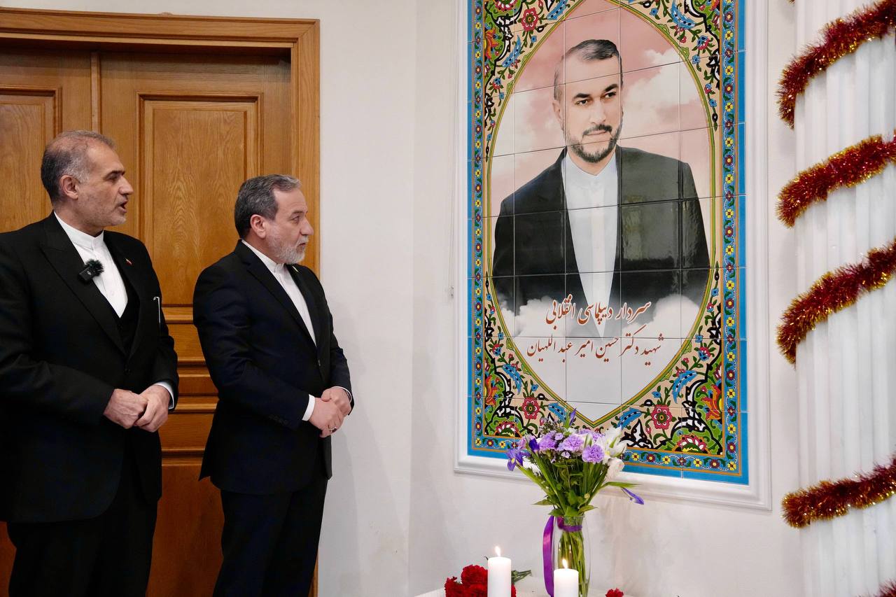 رونمایی از نماد یادبود شهید امیرعبداللهیان توسط عراقچی در روسیه (1)