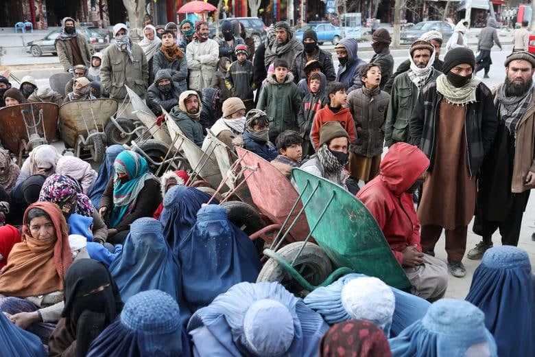 صف نانوایی در افغانستان (1)