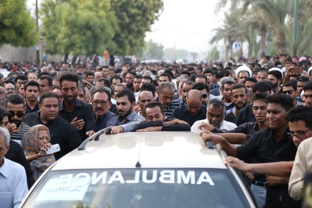 مردم بندرعباس پیکر دانش آموزان جان باخته در سانحه رانندگی را تشییع کردند