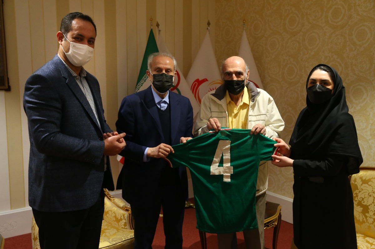 اهدای پیراهن تیم ملی و داوری پیشکسوت فوتبال به موزه ملی ورزش 
