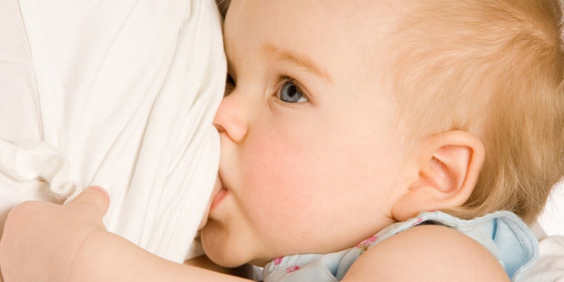 تغذیه با شیر مادر بروز آسم و آلرژی را کاهش می‌دهد