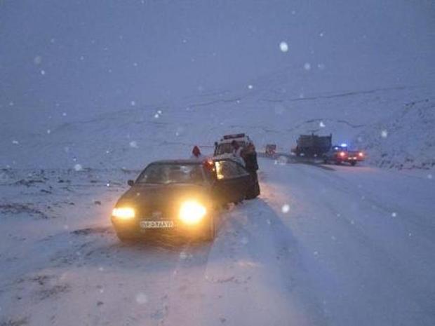 3 امدادگر گرفتار کولاک برف در کوهرنگ نجات یافتند