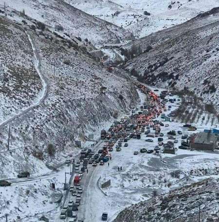 100 خودروی گرفتار در برف در گردنه خان بانه رها سازی شد