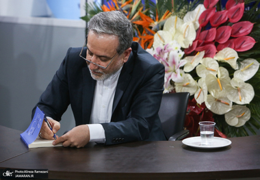 عراقچی: ایده‌ای را به صورت مکتوب از طرف آمریکایی دریافت نکردیم/ ایران مایل به ادامه مذاکرات است/ هیچ‌یک از تأسیسات هسته‌ای ایران جمع‌آوری نخواهد شد/ مذاکره مبتنی بر بده‌ و بستان است و اگر کسی فکر می‌کند همه چیز را بگیرد و هیچ چیزی ندهد، امکان پذیر نیست