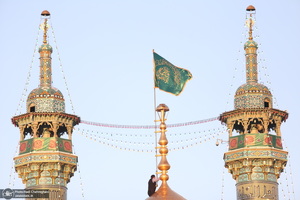 آیین تعویض پرچم گنبد حرم حضرت معصومه(س) و آغاز دهه کرامت