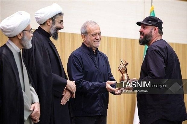 تجلیل از قطعه «باید برخاست» با حضور رئیس جمهور