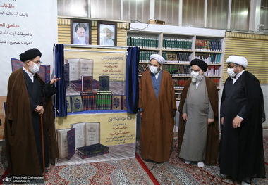 رونمایی از کتاب های «المکاسب المحرمه» و«ملحق العروه الوثقی» تالیف آیت الله العظمی صانعی(ره)