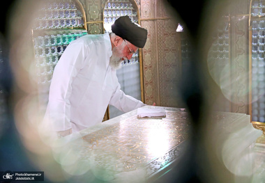 غبارروبی مضجع مطهر حضرت امام رضا(ع) با حضور رهبر انقلاب