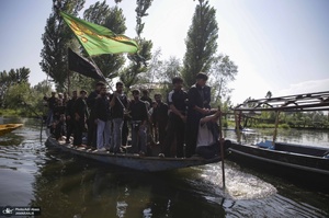 عزاداری سنتی کشمیری‌ها روی قایق