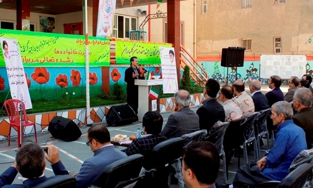 پیوند اولیا با مربیان مدارس زمینه ساز پیشرفت تحصیلی دانش آموزان است