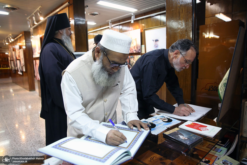 بازدید میهمانان خارجی جهت شرکت در مراسم رهبر شهید از حسینیه جماران