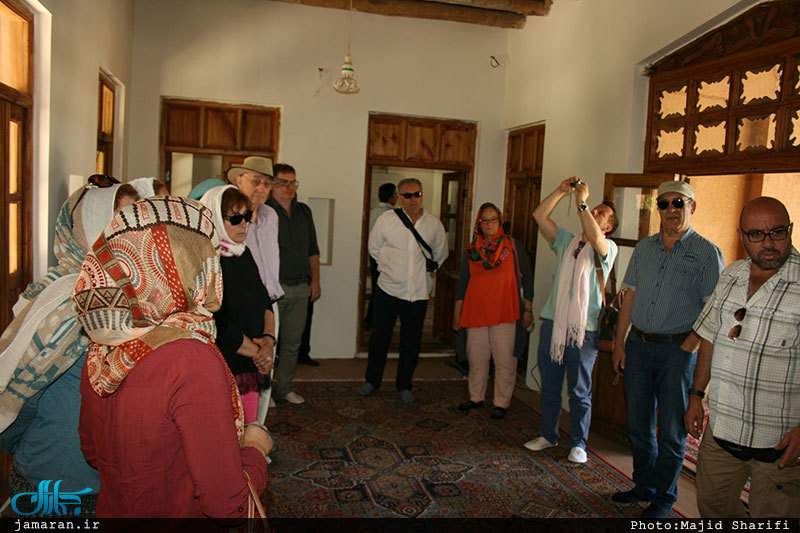 بازدید جمعی از گردشگران آلمانی از بیت و زادگاه حضرت امام در خمین