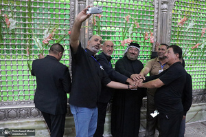 ادای احترام جمعی از موکب داران عراقی نسبت به مقام شامخ حضرت امام(س)