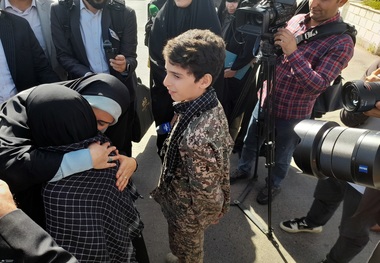 وزیر راه در بدو ورود به مشهد: افتتاح بیش از هزار پروژه با ارزش اعتباری ۴۳ همت در خراسان رضوی/استقبال و گفت‌وگوی صمیمی فرزندان شهدا با وزیر راه