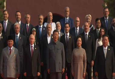 رییس جمهور پزشکیان و دخترش در رژه پکن + فیلم