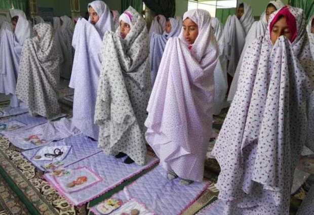 اولین نماز با چادر مهربانی
