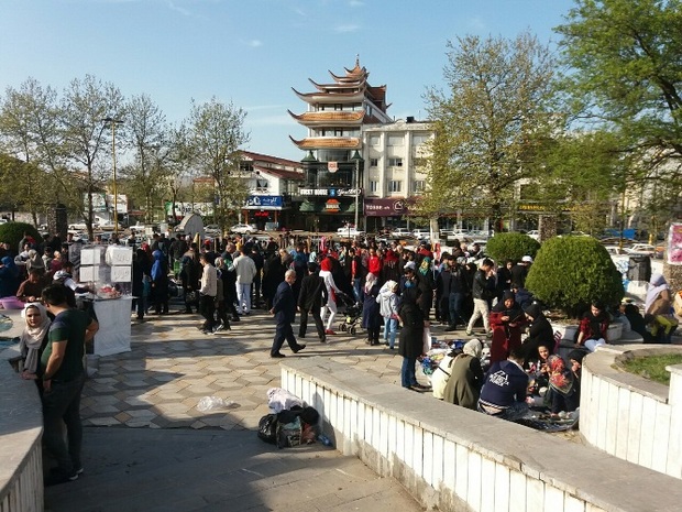 گردشگران لاهیجان در روز طبیعت، زباله جمع آوری کردند