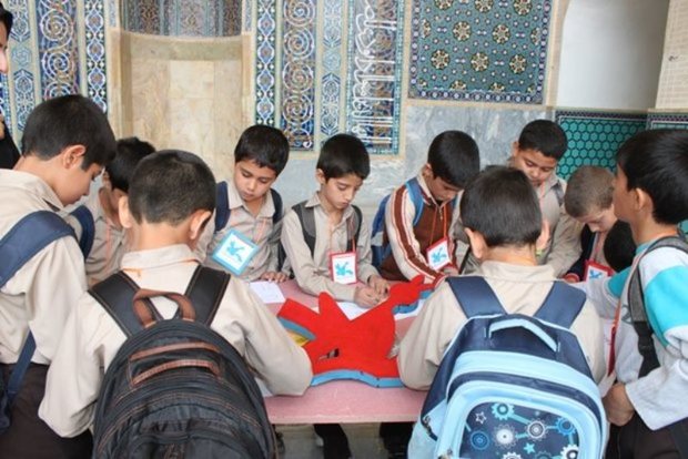 دانش آموزانی که در مسجد تحصیل می کنند
