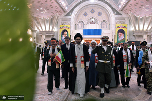 عطرافشانی حرم امام خمینی(س) توسط بسیجیان کاشانی