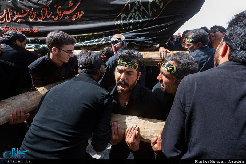 نخل برداری ظهر عاشورا در میدان امیر چخماق یزد