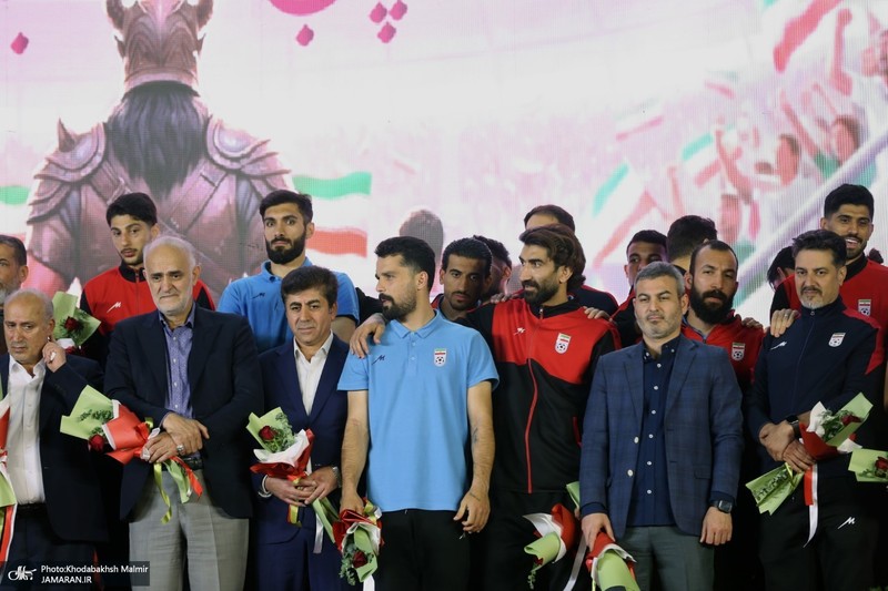 مردم میدان انقلاب در بدرقه تیم ملی به جام جهانی