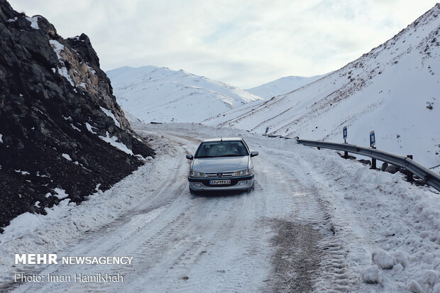 جاده های زنجان لغزنده است تردددرگردنه های کوهستانی با زنجیرچرخ